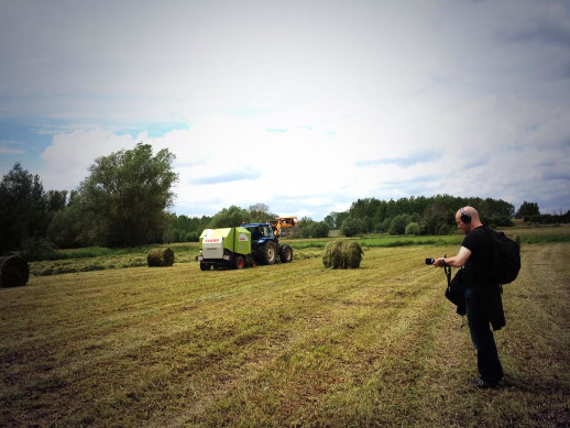 Un tío en el campo con una grabadora